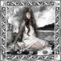 Gothic Girl in der Frühlingswiese